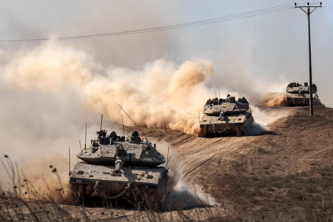 Israeli tanks driving on Israeli border 